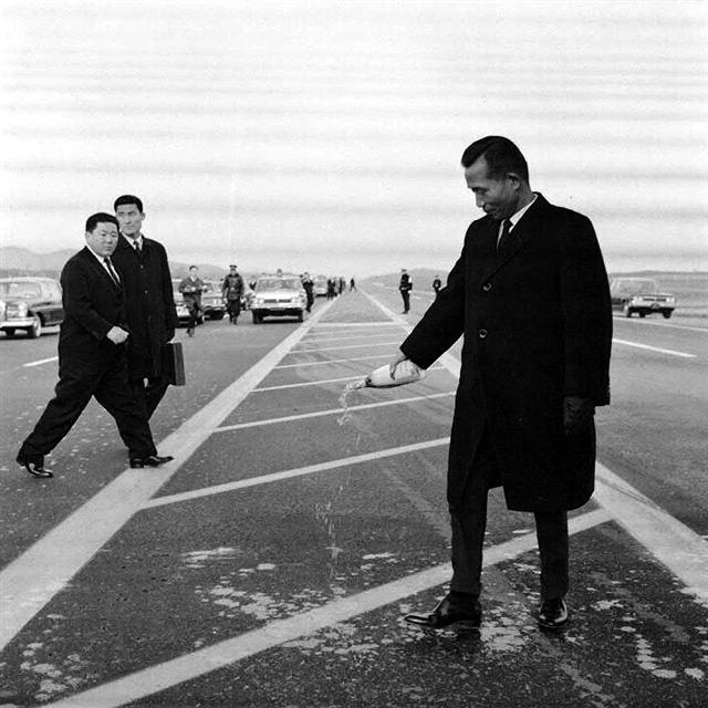 1968년 박정희 대통령이 경인·경수 고속도로 개통식에 참석한 모습.  국가기록원 제공
