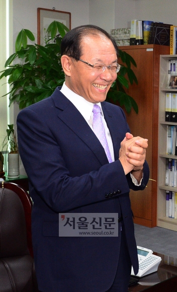 황우여 새누리당 의원이 15일 사회부총리 겸 교육부 장관 후보자로 지명된 직후 국회 의원회관 집무실에 기자들이 몰려들자 환하게 웃고 있다. 정연호 기자 tpgod@seoul.co.kr