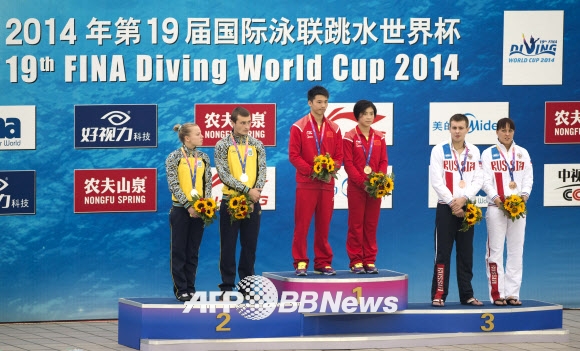 15일(현지시간) 중국 상하이에서 열린 제19회 FINA 다이빙 월드컵 팀별 대항전에서 중국 대표팀이 우크라이나와 러시아를 이겼다. ⓒ AFPBBNews=News1