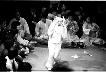 고(故) 공옥진 여사가 1983년 10월 공간사랑에서 열린 1인 창무극 ‘수궁가’에서 열연하고 있다. 김수근문화재단 제공