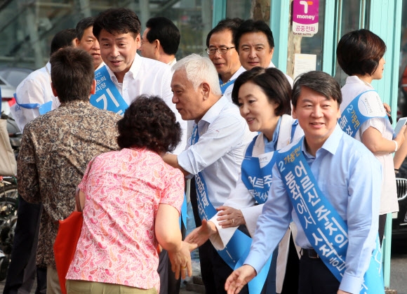 새정치민주연합 안철수 공동대표(오른쪽부터), 박영선 원내대표, 김한길 공동대표 등 지도부가 17일 서울 동작구 지하철 남성역 인근에서 기동민 동작을 국회의원 후보 지원유세를 하고 있다.   연합뉴스