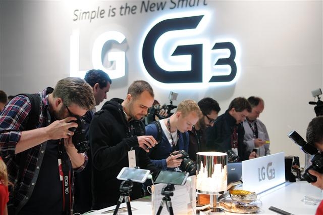 지난 5월 영국 런던에서 열린 LG전자의 전략 스마트폰 G3 공개 행사에서 관람객들이 제품을 살펴보고 있다. LG전자 제공
