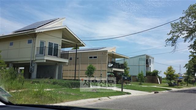 카트리나로 물에 잠겼던 뉴올리언스 흑인 밀집 지역 로워나인스워드에 새로 지어진 태양열 주택. 홍수에 버티기 위해 집을 일부러 높게 지었다.