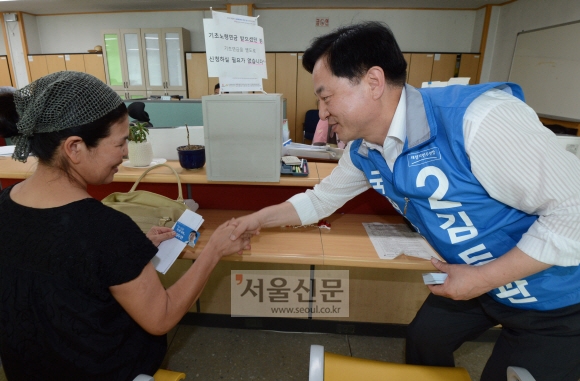 7·30 재·보궐 선거 경기 김포에 출마한 김두관(오른쪽) 새정치민주연합 후보가 17일 하성면 사무소에서 한 시민에게 악수를 건네며 지지를 호소하고 있다. 도준석 기자 pado@seoul.co.kr