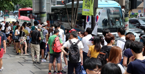 경기도와 서울 간 고속화도로를 지나는 직행좌석형 광역버스의 입석 운행이 금지된지 이틀째인 17일 서울 강남역에서 시외로 나가려는 시민이 버스를 기다리고 있다.  연합뉴스