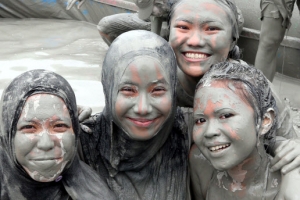 “머드로 샤워했어요”