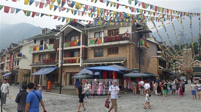 대지진으로 쑥대밭이 됐던 중국 쓰촨성 원촨현이 관광지로 거듭났다. 지난 5일 찾은 원촨현 잉슈 마을이 관광객과 상인들로 활기에 차 있다.