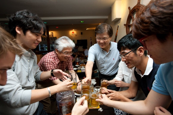최양희(왼쪽에서 세 번째) 미래창조과학부 장관이 19일 대전 유성구 카이스트 인근의 한 호프집에서 연구원, 예비 학생 창업가들과 함께 치킨 안주에 맥주를 즐기고 있다. 미래창조과학부 제공