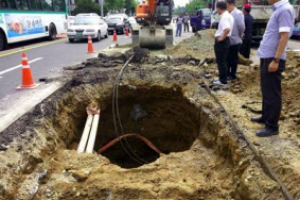 큰 공사장 없는데… 여의도에 ‘싱크홀’