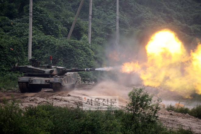 수도기계화사단의 K1A1전차가 목표를 향해 불을 뿜고 있다. K1A1전차의 120mm 활강포는 북한군의 그 어떤 전차도 격파 할 수 있다. 사진=자주국방네트워크(KDN)