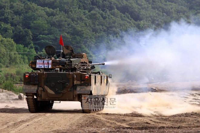 기동사격 능력까지 갖춘 K-21은 정지한 후 사격해야 하는 북한군 전차가 정지하여 포탑을 돌리고 있을때 빠른 속도로 옆으로 회전하여 북한군 전차의 옆구리를 공격 한다면 이길 수 있다. 장갑차가 전차를 이길 수도 있는 것이다. 사진=자주국방네트워크(KDN)