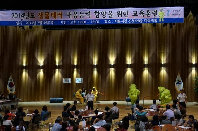 지난 10일 서울시청에서 용산구보건소 생물테러 대응 담당자 등이 생물테러 초동조치 모의시범을 보이고 있다. 용산구 제공