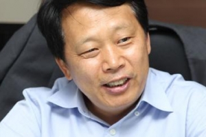 숲속에서 음악 들으며 ‘힐링’