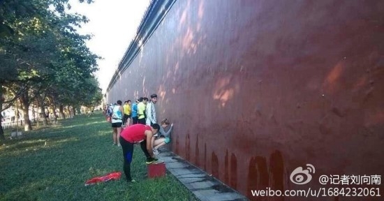 지난해 10월 중국 베이징 마라톤 대회 당시의 노상방뇨 모습. 여성의 모습도 눈에 띈다. 출처 웨이보