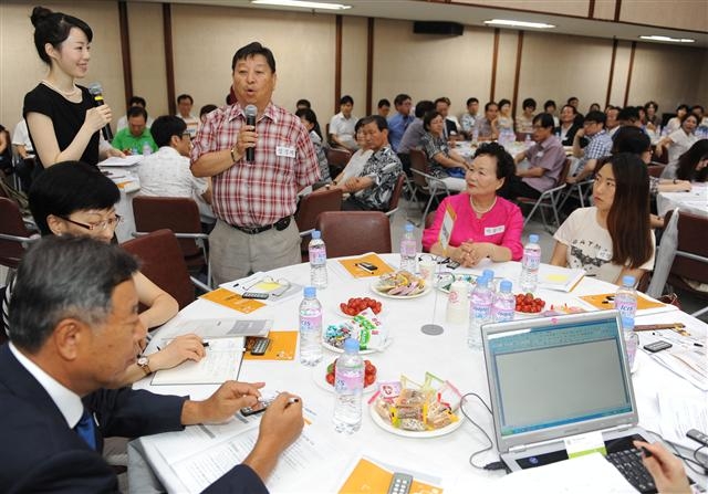 ‘구민과 함께하는 송파비전 2020 대토론회’에 참가한 주민이 의견을 발표하고 있다. 송파구 제공