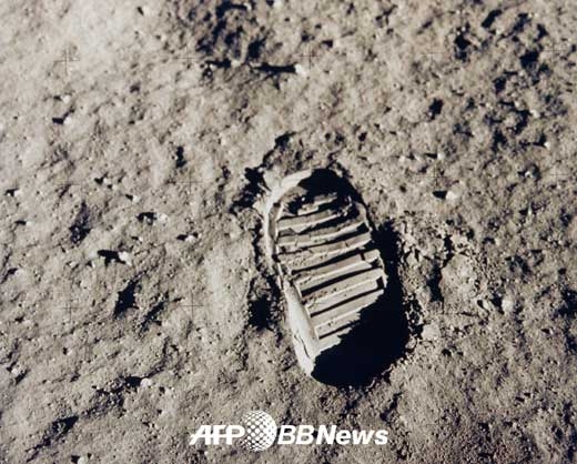 1969년 7월 20일 달에 찍힌 아폴로 11호 우주비행사 올드린의 발자국.