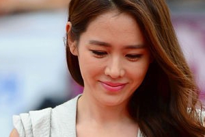 손예진 부천영화제 레드카펫 올킬, 아슬아슬 파격 패션 화제