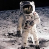 인류가 달에 첫 발을 내딛은지 45년됐다. 사진 속의 우주비행사의 이름은?