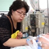 교통사고로 생사 기로 놓인 아들 곁 지키는 어머니