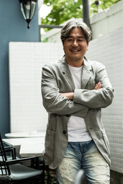 배우 최민식은 영화 ‘명량’ 시사회 때 극장 뒤편에 서서 영화를 봤다. 어깨를 짓누르는 부담감 때문이었다. 그는 “러닝타임(128분)의 한계와 내 연기의 아쉬움 때문에 지금도 성에 차지 않는다”고 털어놓았다. 작은 사진은 영화 ‘명량’의 한 장면.  사진 퍼스트룩 제공