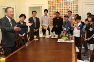 뉴욕서 고향 후배들 맞이한 潘 총장