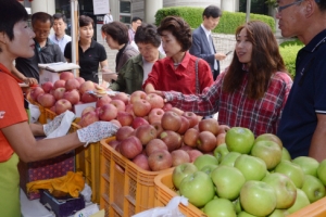“맛 좋은 우리 농산물 저렴하게 사세요”