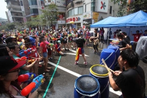 [휴가 안 가도 심심하지 않아~ 주말에 가볼 만한 도심 축제들] 신촌, 물 튀기는 전쟁