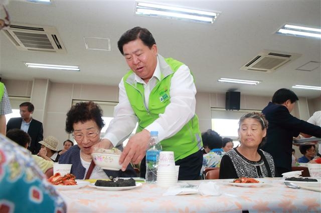 조길형 서울 영등포구청장이 25일 영등포구 신길 6동 주민센터에서 노인 100여명에게 삼계탕 배식 봉사를 하고 있다. 영등포구 제공