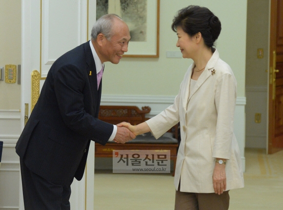 박근혜 대통령이 25일 청와대에서 마스조에 요이치 일본 도쿄도지사를 접견하고 있다. 이호정 기자 hojeong@seoul.co.kr