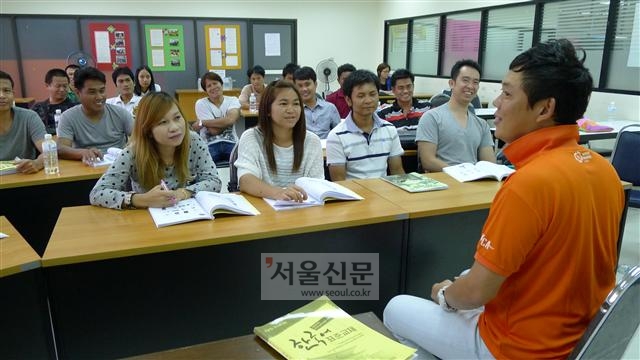 태국 방콕의 노동부 건물에서 한국국제협력단(코이카) 소속 류현수(오른쪽) 봉사단원이 한국어 수업을 하고 있다.