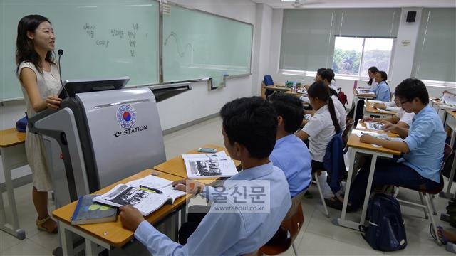 캄보디아 왕립 프놈펜 대학 안에 코이카가 세운 인적자원개발(HRD)센터에서 한국어 강좌가 진행되고 있다.