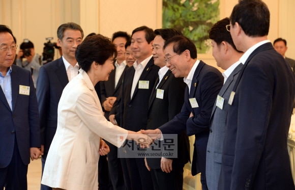 박근혜 대통령이 25일 청와대에서 주최한 전국 시.도지사 초청 오찬간담회에서 오찬에 앞서 참석자들과 인사를 나누고 있다.  청와대사진기자단