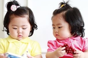 슈 쌍둥이 화보, 귀요미 라희 라율 자매 깜찍한 ‘눈길’