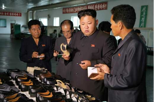 북한 김정은 국방위원회 제1위원장이 원산구두공장을 현지지도했다고 노동신문이 26일 전했다.