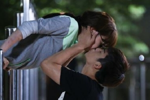 ‘고교처세왕’ 서인국 이하나 커플, 두근두근 ‘철봉키스’