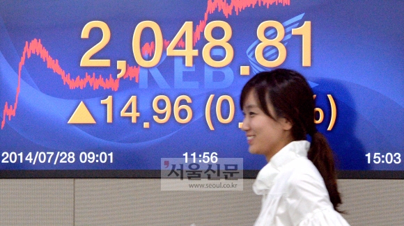 주가가 최고치를 경신한 28일 서울 외환은행 딜링룸에서 딜러가 밝은 표정으로 웃고 있다.  박지환 기자 popocar@seoul.co.kr