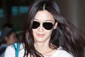 전지현 공항패션, 블루 데님에 화이트 티 ‘여신의 귀국’