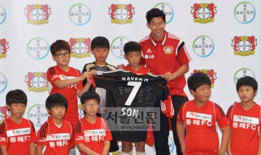 손흥민 축구 꿈나무들과 찰칵!