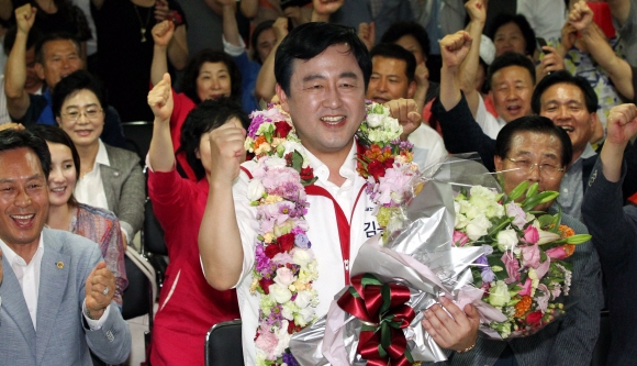 30일 경기 수원병 선거에서 승리한 새누리당 김용남 국회의원 당선인이 수원시 팔달구 중동 선거사무소에서 꽃다발을 목에 걸고 기뻐하고 있다. 