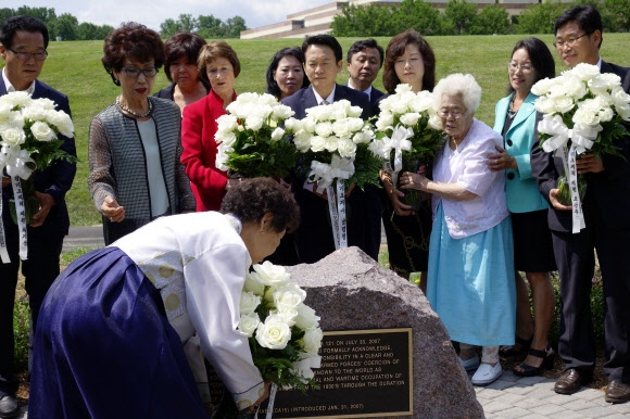 일본군 위안부 피해를 증언하기 위해 미국을 방문 중인 강일출(86) 할머니가 미 버지니아주 페어팩스카운티의 군위안부 기림비에 헌화하고 있다.  연합뉴스