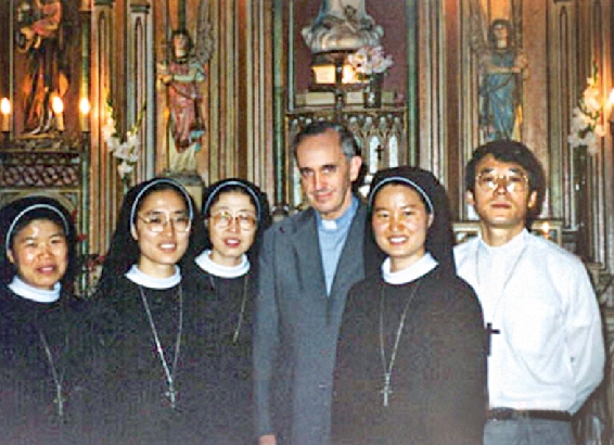 프란치스코 교황(왼쪽에서 네 번째)이 아르헨티나 부에노스아이레스 대교구 보좌주교 시절인 1993년 현지 병원에 파견된 한인 수녀들과 함께 기념촬영을 하고 있는 모습.  천주교 교황방한준비위 제공