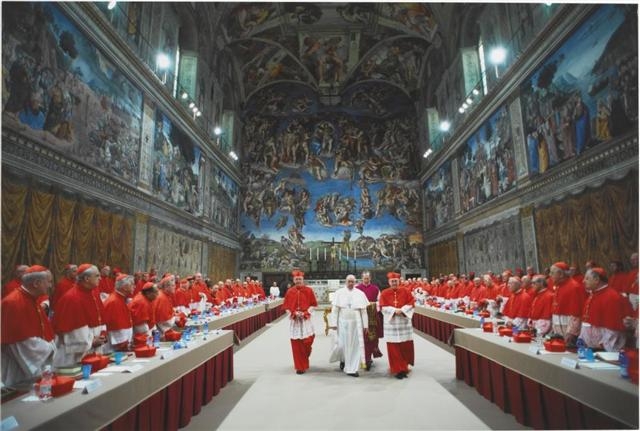 교황 선출 직후 바티칸 시스티나 대성당을 걸어나오는 교황. 어깨 망토가 달린 전통적 붉은 제의가 아닌 평범한 흰색 수단을 입었다.  케이스테이지 제공