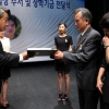 ‘세월호 희생’ 故 남윤철 교사 서울문예대 명예졸업장 추서