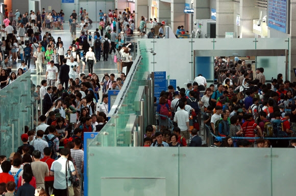 본격적인 휴가시즌이 시작된 1일 오전 영종도 인천국제공항 출국장이 여행객들로 붐비고 있다.  연합뉴스