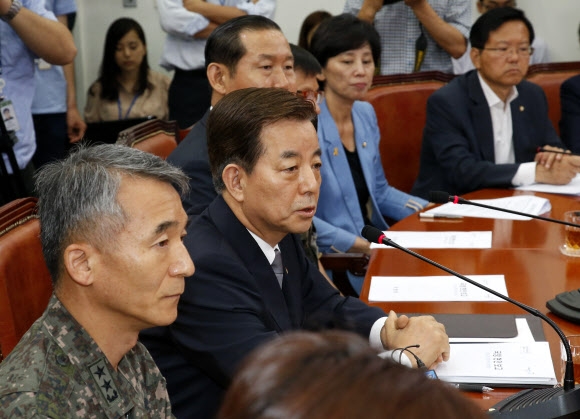 한민구 국방부 장관이 4일 오전 국회에서 열린 새정치민주연합 원내대책 국방위 연석회의에서 육군 28사단 윤모 일병 폭행 사망 사건과 관련해 모두 발언을 하고 있다.  연합뉴스 