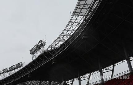 태풍 ‘나크리’에 광주-KIA 챔피언스필드 지붕 17장이 날아간 모습