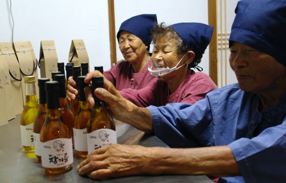 폐지를 줍던 어르신들에게 대체 일자리를 마련하기 위해 최근 경남 김해에서 문을 연 마을기업 ’회현당’에서 어르신들이 직접 제조한 참기름 병을 선보이고 있다.  생명나눔제단 제공