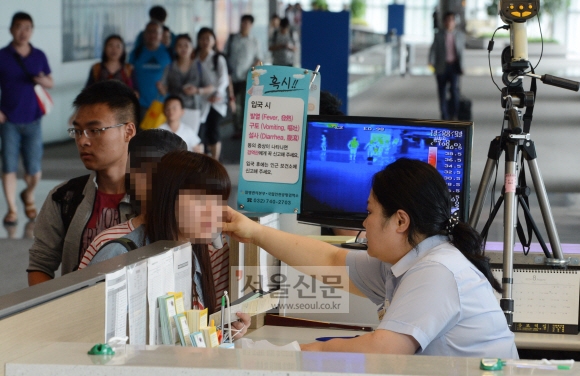 서아프리카에서 창궐한 에볼라 바이러스 공포가 전세계로 확산되고 있는 가운데 4일 오후 인천공항 입국장에서 발열 여행객이 체온을 측정하고 있다.  도준석 기자 pado@seoul.co.kr