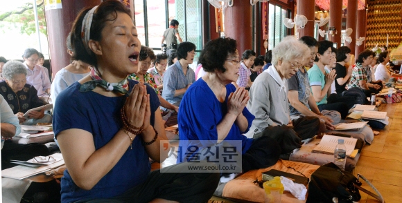 수능을 101일 앞두고 4일 서울 종로구 조계사에서 열린 합격기원 법회에서 수험생의 가족들이 기도를 하고 있다.  이종원 선임기자 jongwon@seoul.co.kr