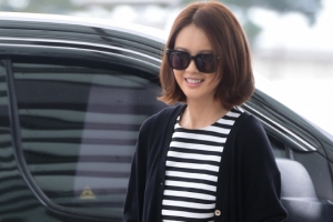 고아라 장마에도 끄떡없는 공항패션, 차도녀 스타일링 눈길